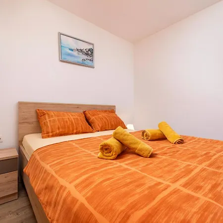 Apartman Viky With Pool Malinska