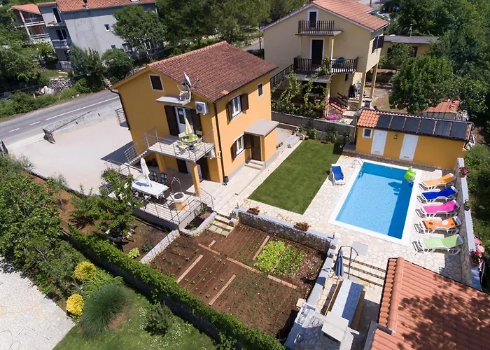 Viky With Pool Apartmán