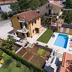 Viky With Pool דירה