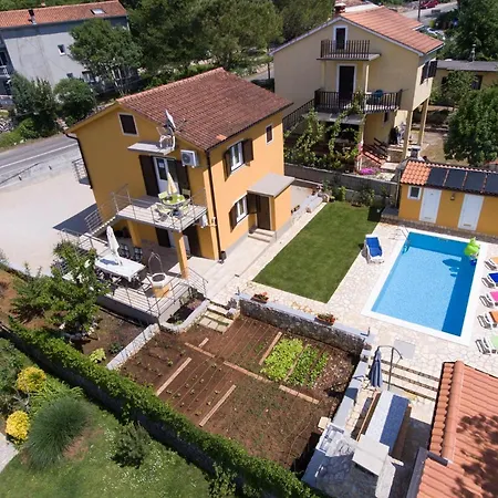 Viky With Pool Apartmán