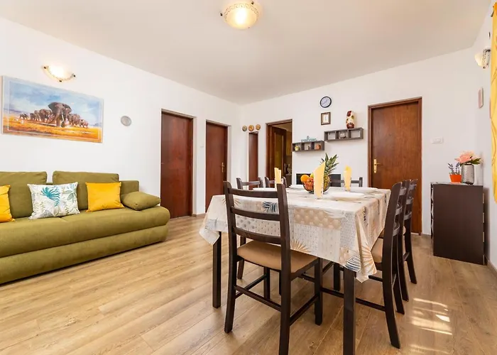 Viky With Pool マリンスカ