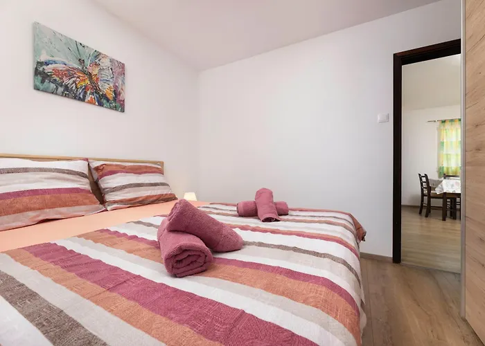 Viky With Pool Apartment