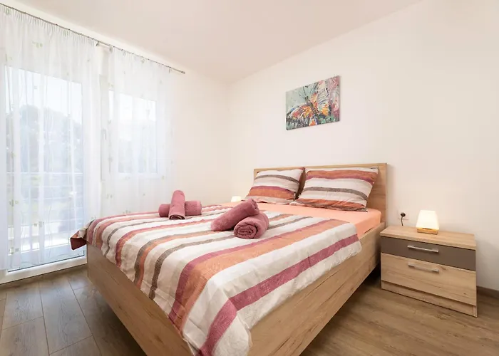 Viky With Pool アパート *