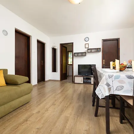 Viky With Pool 말린스카