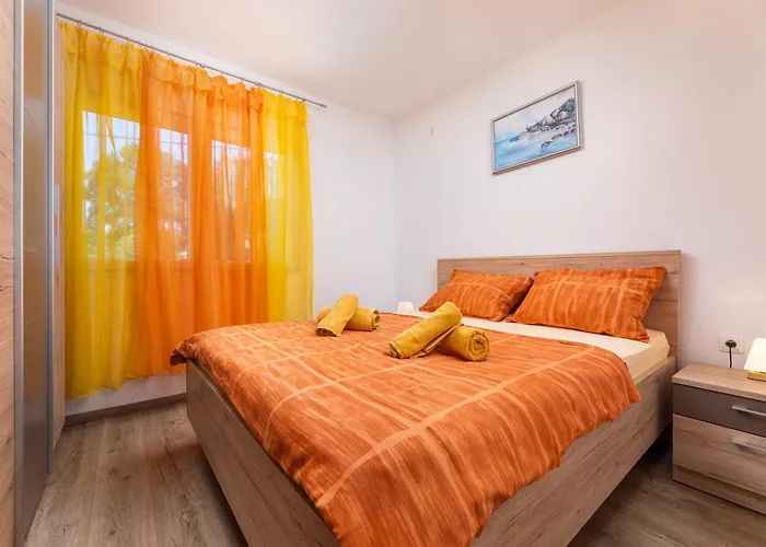 Viky With Pool 아파트 말린스카